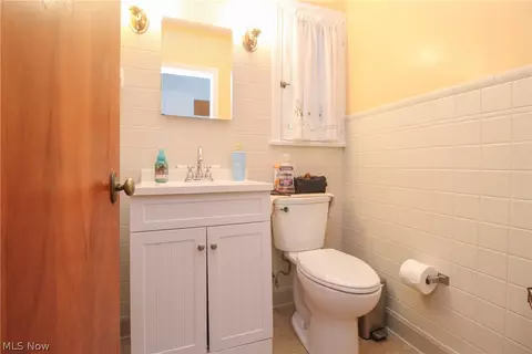 Bath - 804 Crestview Dr, Boardman, OH 44512 photo 1 of 2