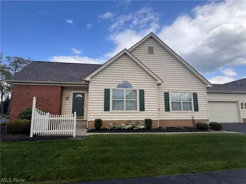 216 Village Ct, Columbiana, OH 44408