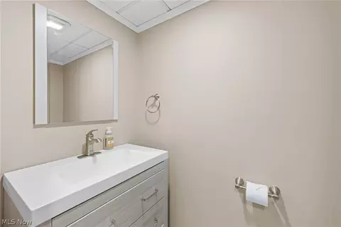 Bath - 5045 Crofton Ave, Solon, OH 44139 photo 5 of 5