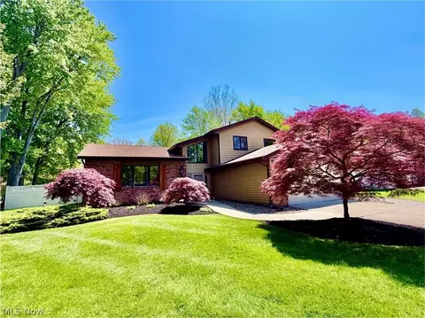 5275 Lenore Dr, Mentor, OH 44060