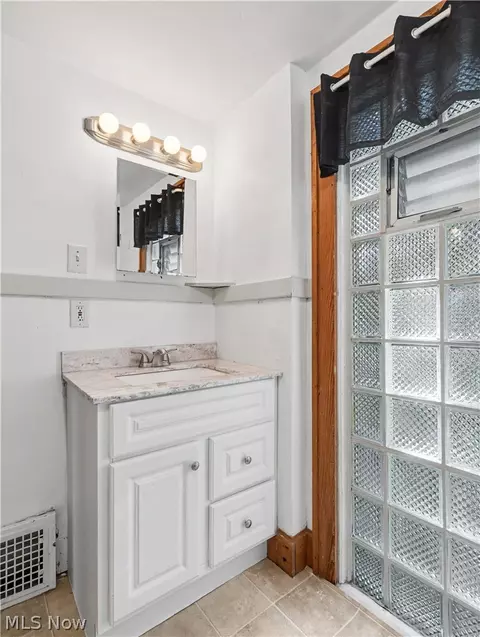 Bath - 190 E Brookside Ave, Akron, OH 44301 photo 2 of 3