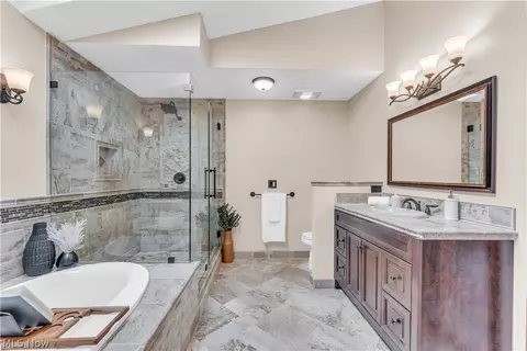 Bath - 4320 E Sprague Rd, Broadview Heights, OH 44147 photo 2 of 5