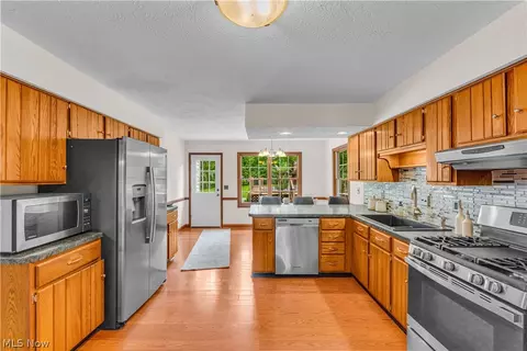 Kitchen - 4320 E Sprague Rd, Broadview Heights, OH 44147 photo 2 of 3