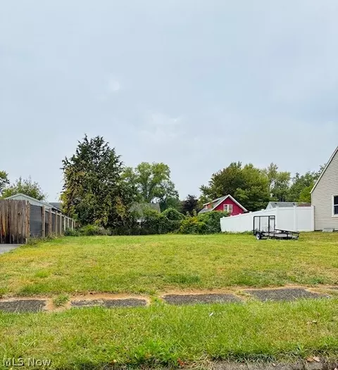 902 Chinook Ave, Akron, OH 44305