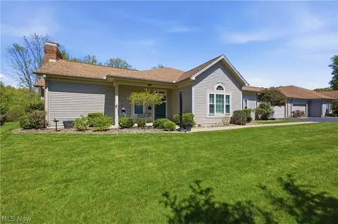 27 D Hunters Woods Dr, Canfield, OH 44406