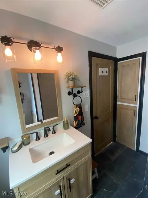 Bath - 355 E Dresden Ave, Akron, OH 44301 photo 1 of 2