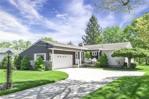 8089 Wesley Dr, Strongsville, OH 44136