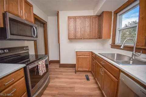 Entry Way - 112 Prospect St, Lodi, OH 44254 photo 3 of 8