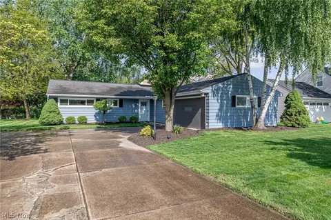 2666 W Asplin Dr, Rocky River, OH 44116