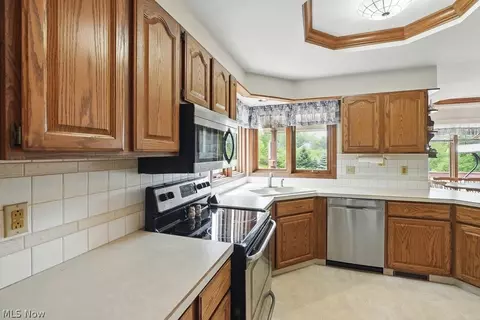 Kitchen - 2800 Worrell Rd, Willoughby Hills, OH 44094 photo 3 of 5