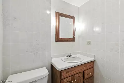 Bath - 2800 Worrell Rd, Willoughby Hills, OH 44094 photo 3 of 4