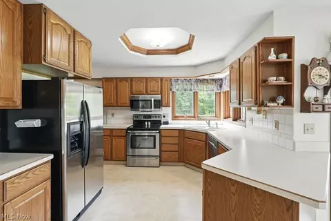 Kitchen - 2800 Worrell Rd, Willoughby Hills, OH 44094 photo 2 of 5