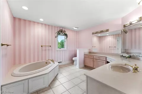 Bath - 2595 Augusta Dr SE, Massillon, OH 44646 photo 3 of 4