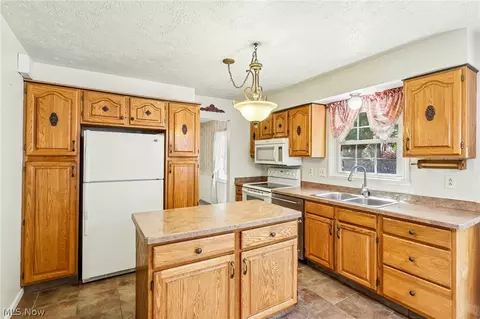 337 Wolf Ave, Wadsworth, OH 44281 photo 3