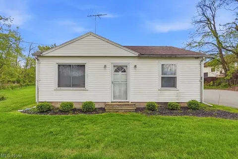 39 Castle Dr, Munroe Falls, OH 44262