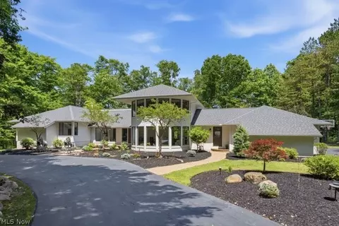 100 Basswood Ln, Moreland Hills, OH 44022