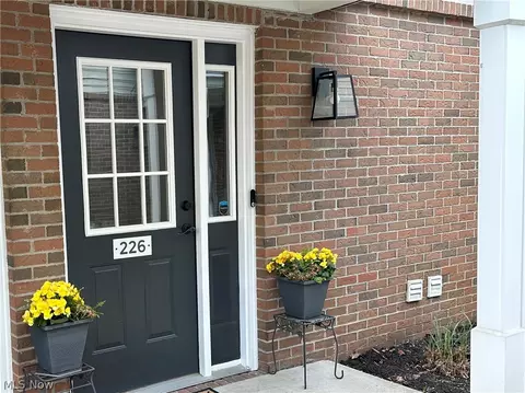 3321 Lenox Village Dr #226, Fairlawn, OH 44333