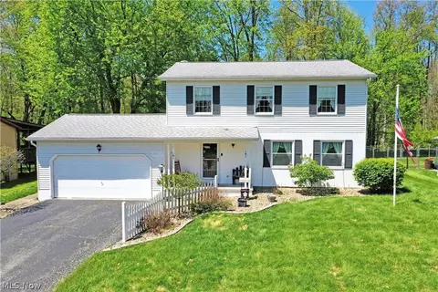 34 Hickory Trace Dr, Girard, OH 44420