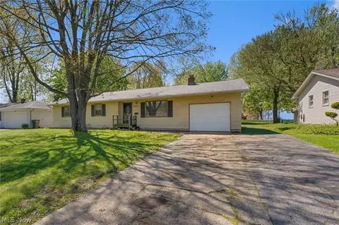 4285 Kerrybrook Dr, Youngstown, OH 44511