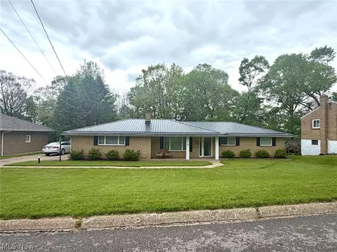196 Pleasantview Dr, Weirton, WV 26062