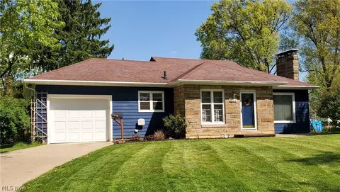 1794 Lilly Ln, Alliance, OH 44601