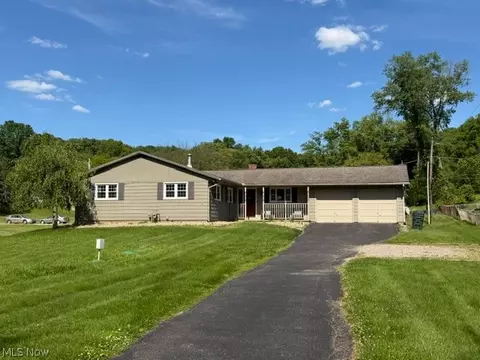 2431 Pleasant Valley Rd NE, New Philadelphia, OH 44663