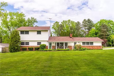 10548 Briar Hill Dr, Kirtland, OH 44094