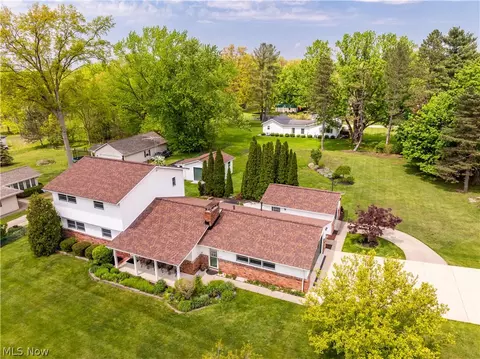 10548 Briar Hill Dr, Kirtland, OH 44094