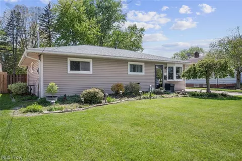 255 Buckeye Dr, Berea, OH 44017