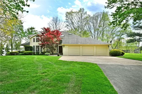 1551 Lake Crest Dr, Roaming Shores, OH 44084
