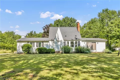 838 Nesbitt Rd, Sagamore Hills, OH 44067