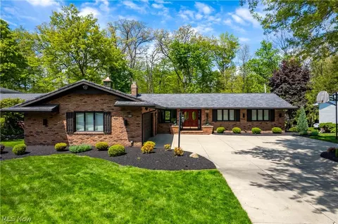 13730 Arrowhead Trl, Middleburg Heights, OH 44130