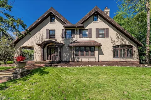 2170 S Overlook Rd, Cleveland Heights, OH 44106
