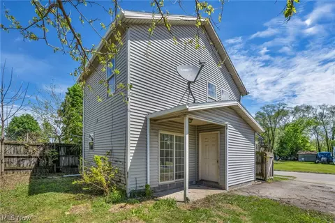 Exterior - 71 Chestnut St, Elyria, OH 44035 photo 5 of 7