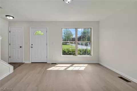 Living - 71 Chestnut St, Elyria, OH 44035 photo 1 of 5