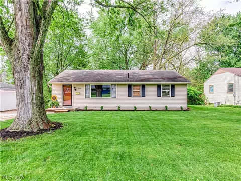 1140 Valley Dr NW, North Canton, OH 44720