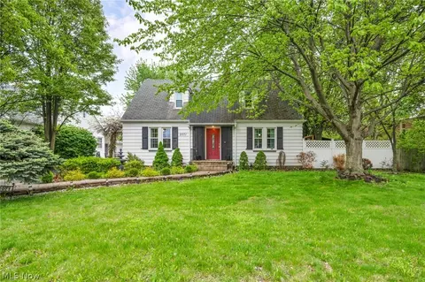 2071 Lakeview Ave, Rocky River, OH 44116