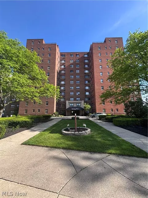 11720 Edgewater Dr #1007, Lakewood, OH 44107