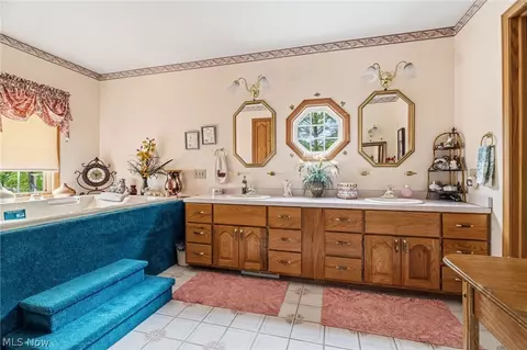 Bath - 4440 18th St NW, Canton, OH 44708 photo 2 of 4