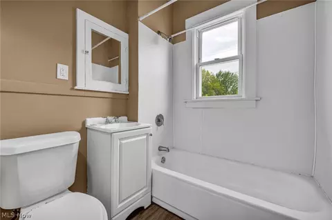 Entry Way - 1714 Long Ave, Lorain, OH 44052 photo 5 of 6