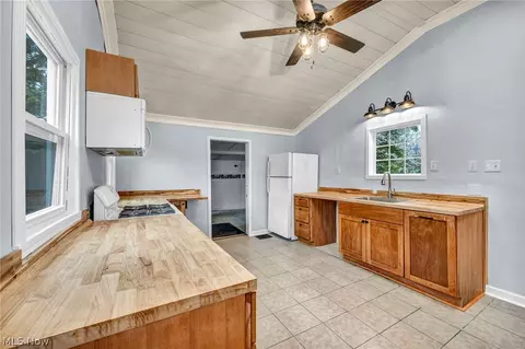 Kitchen - 262 E Walnut St, Wadsworth, OH 44281 photo 2 of 6
