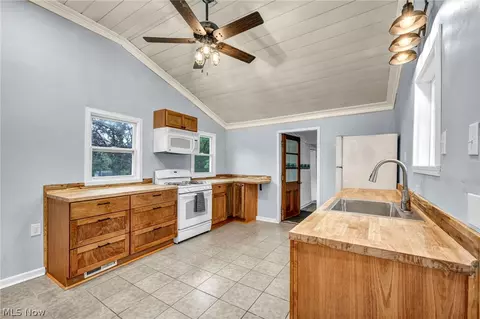 Kitchen - 262 E Walnut St, Wadsworth, OH 44281 photo 3 of 6