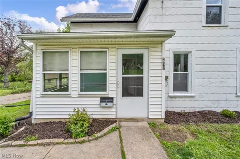 Exterior - 262 E Walnut St, Wadsworth, OH 44281 photo 4 of 9