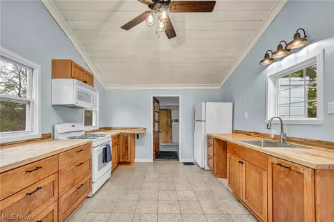 Kitchen - 262 E Walnut St, Wadsworth, OH 44281 photo 1 of 6