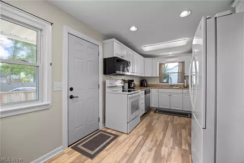 967 Gulf Rd, Elyria, OH 44035 photo 8