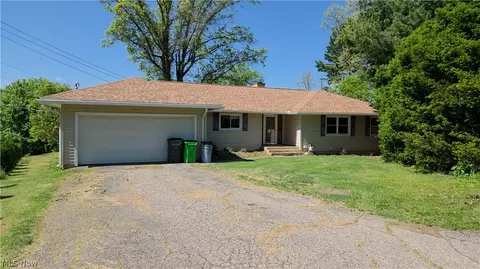 990 Severn Dr, Coshocton, OH 43812