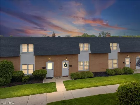 6962 S Parkway Dr, Middleburg Heights, OH 44130