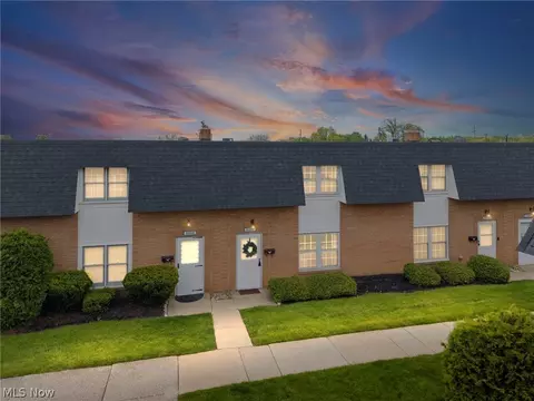 6962 S Parkway Dr, Middleburg Heights, OH 44130
