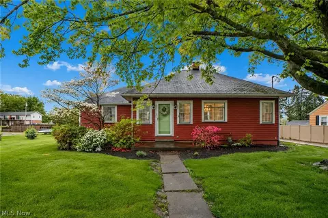 215 Lake Ave NE, Hartville, OH 44632