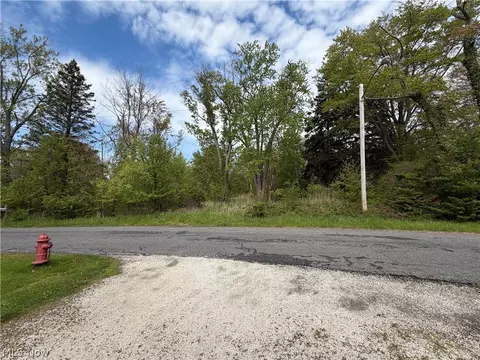 1445 Parkview Dr, Madison, OH 44057